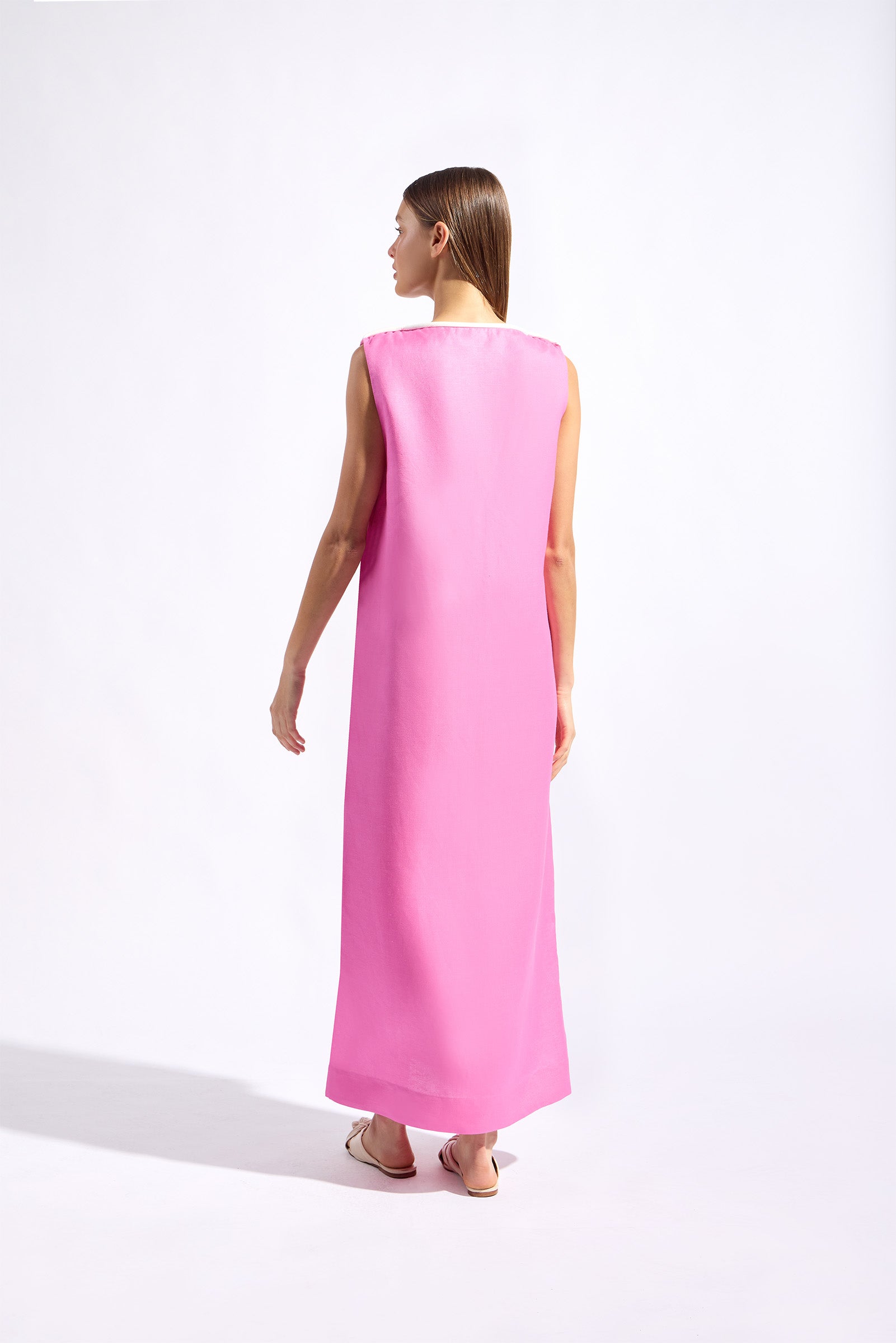 Model wearing the Bicolor Deep V-Neck Maxi Dress back color pink made with 55% viscose 45% Linen, styled for resortwear look