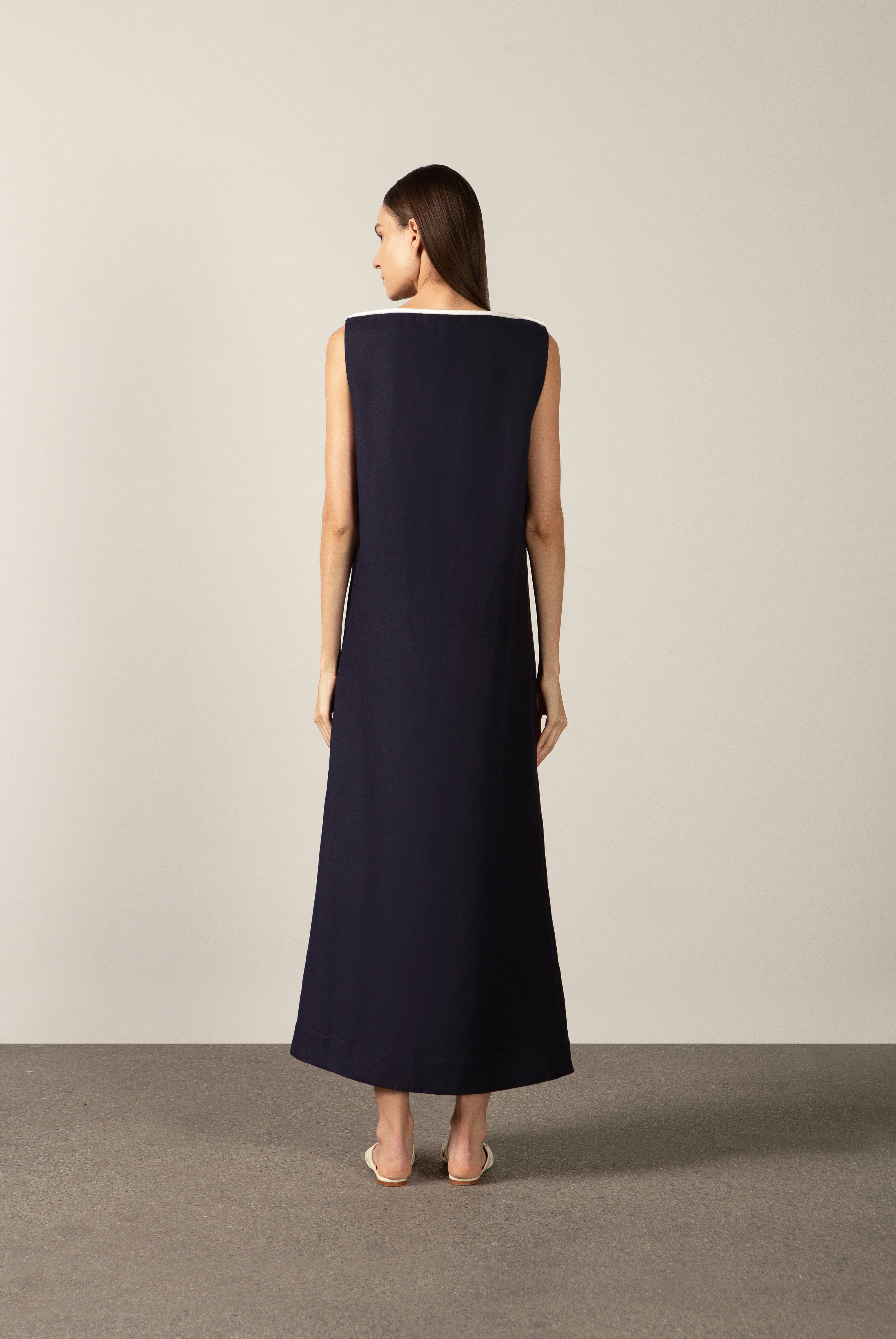 Model wearing the Bicolor Deep V-Neck Maxi Dress back color navy made with 55% viscose 45% Linen, styled for resortwear look