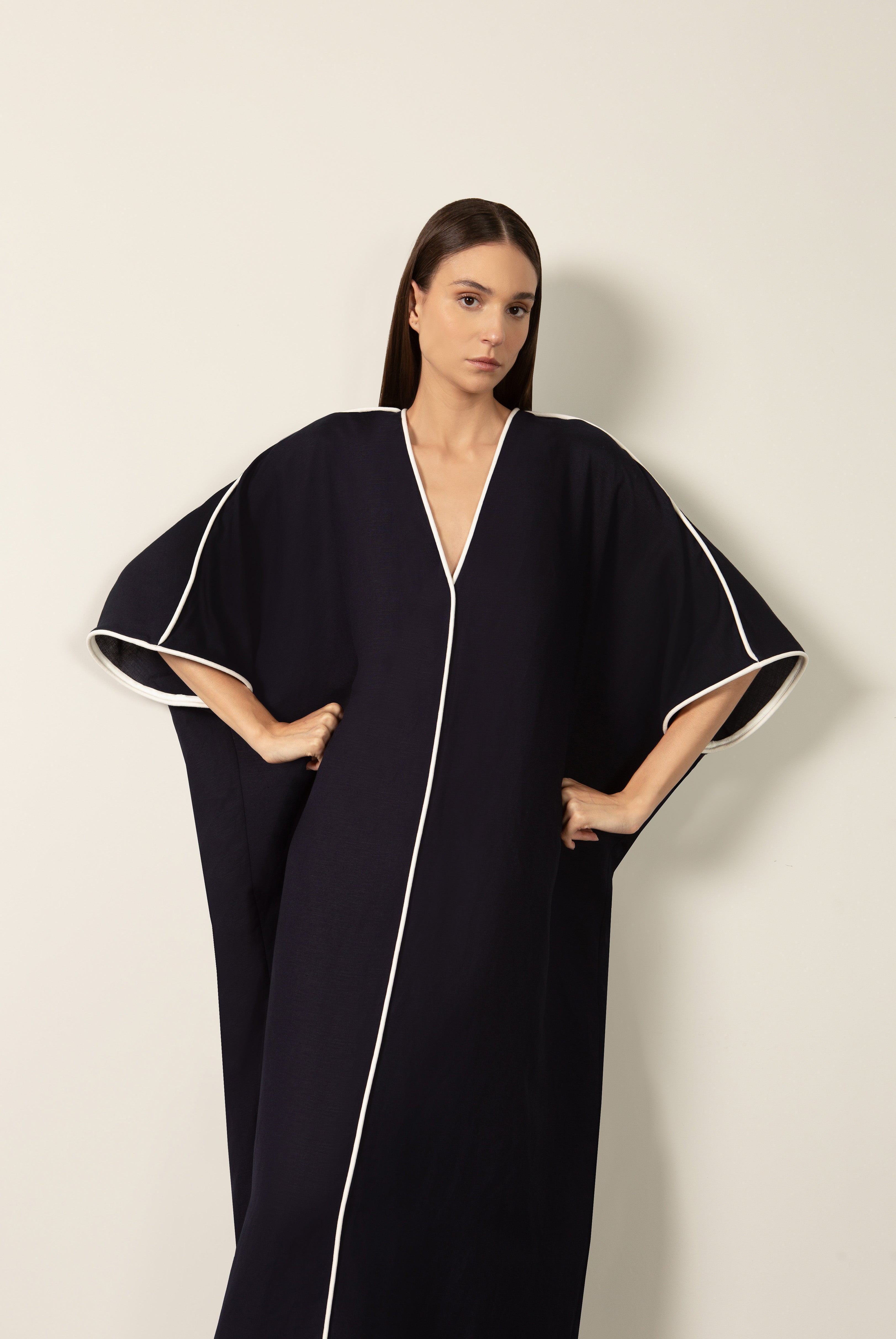 Model wearing the Bicolor Maxi Kaftan detail color navy made with 56% viscose 44% Linen, styled for resortwear look