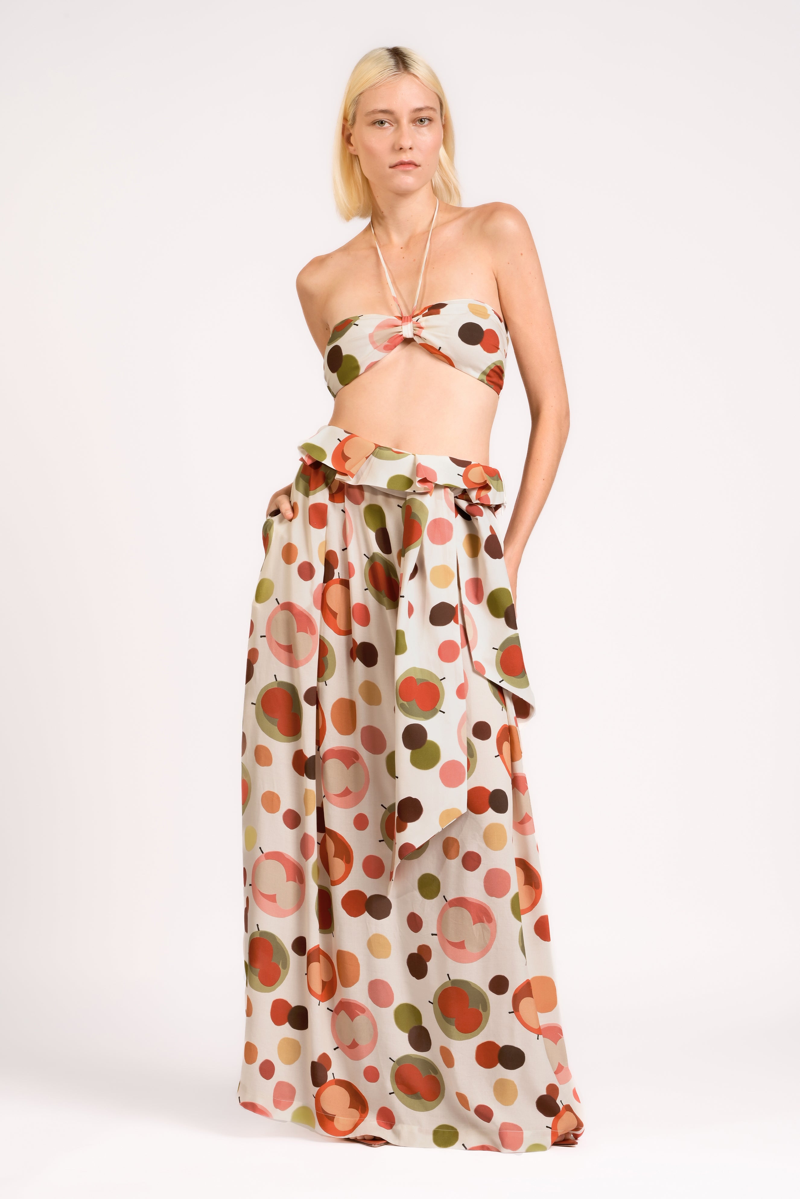 Model wearing the Lina Bandeau Top Front color unique, made from 100% viscose, styled for resort look