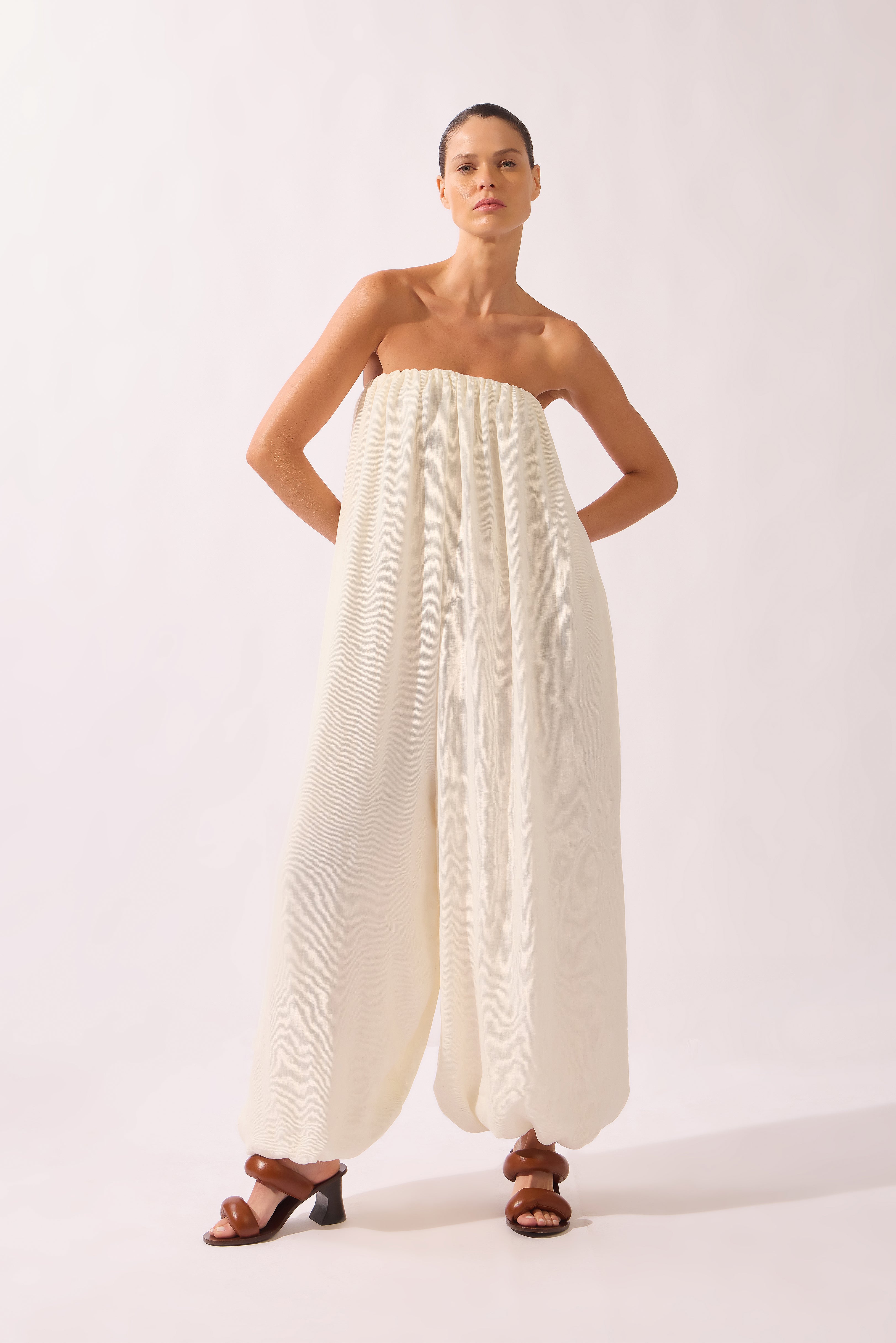 Model waering the Solid Maxi Jampsuit front, showcasing its off-white 70% Viscose 17% Polyamide 13% Linen fabric, styled for a resort look.