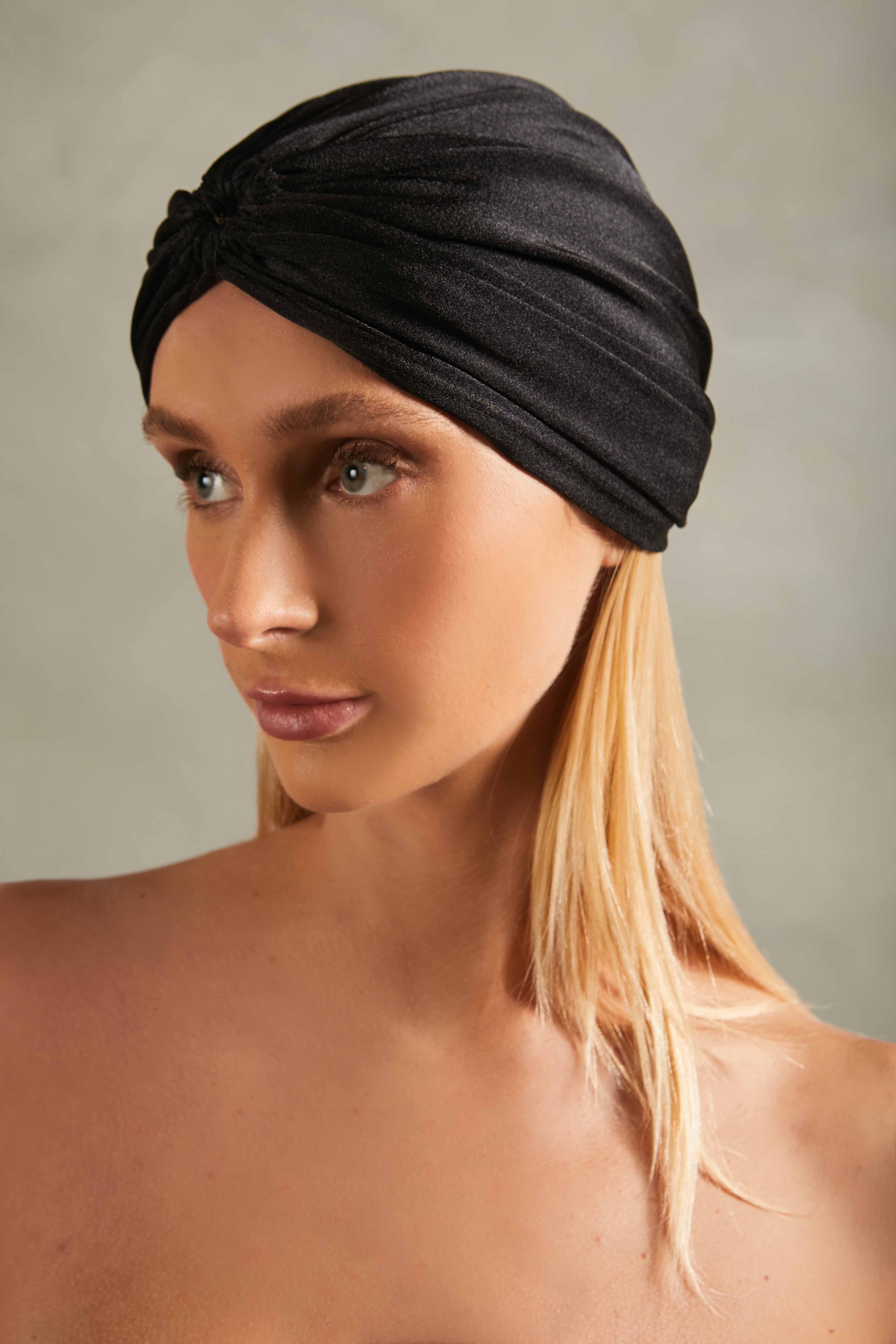 Model wearing the Timeless Headband color black on 85% Polyamide 15% Spandex fabric for a summer look
