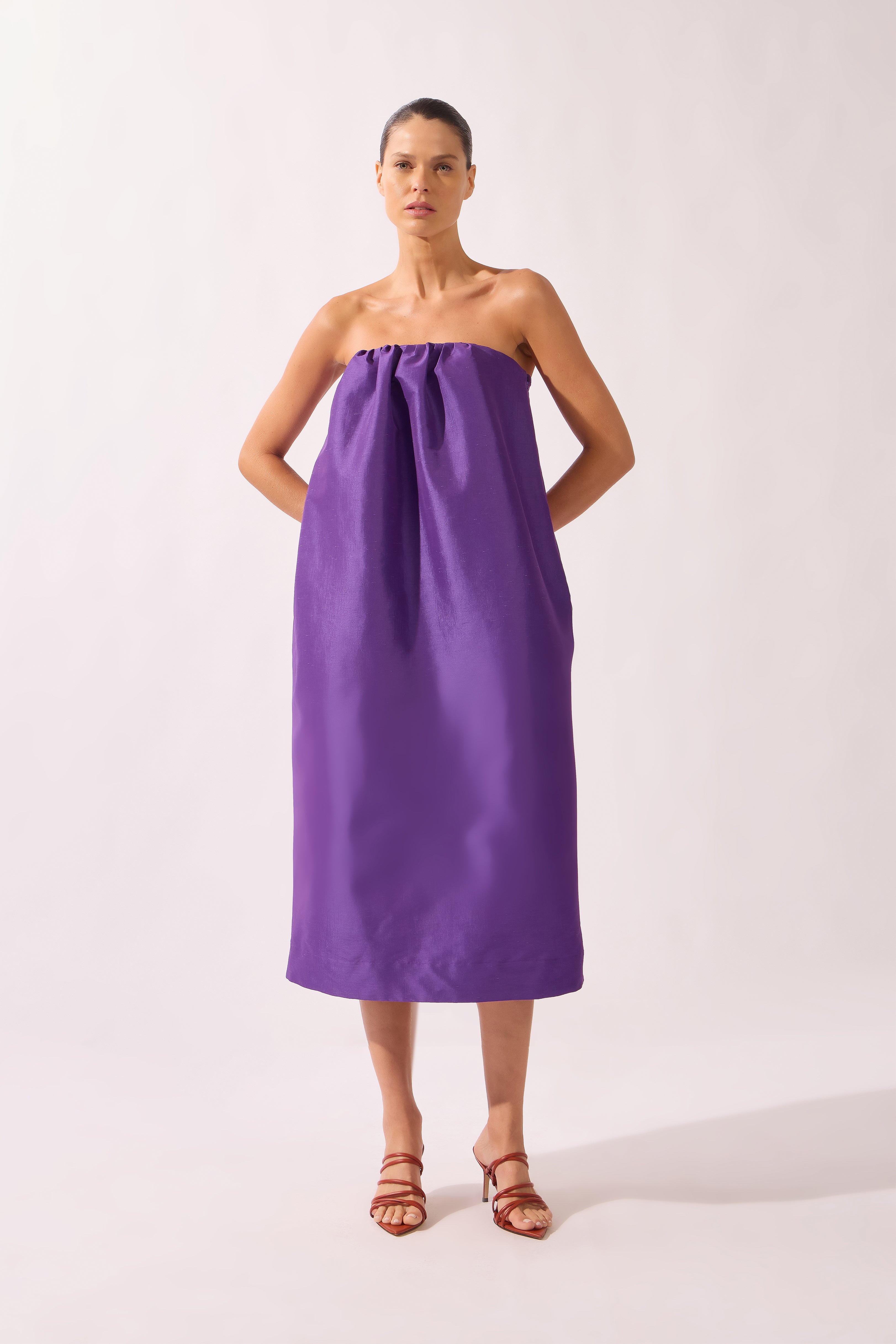 Model wearing the Voluminous Midi Dress look color purple made with 50% polyetser 40% polyamide 5% elastane, styled for a dinner look