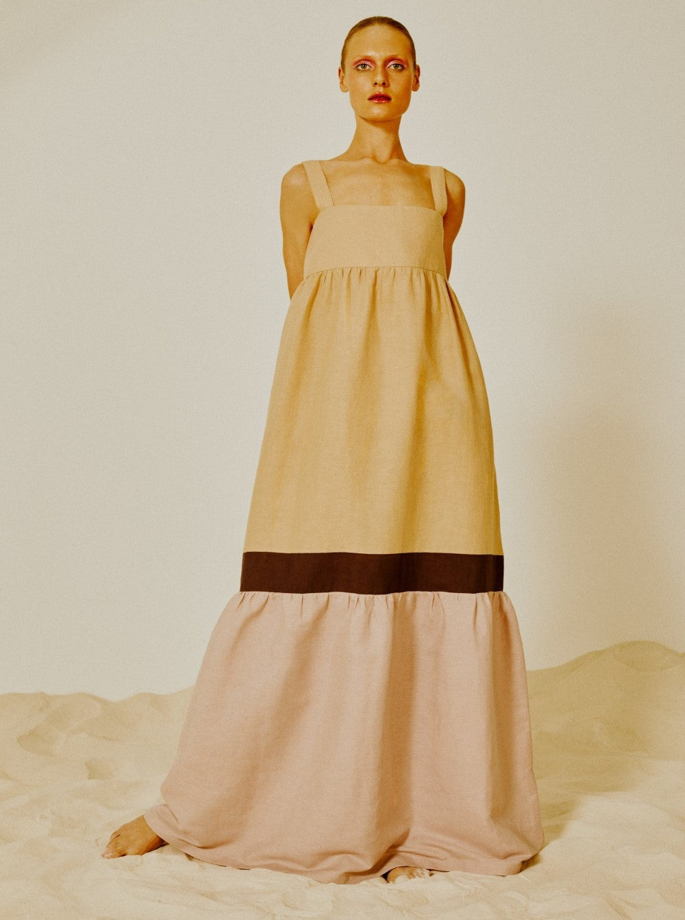 Think about easy-going pieces like this charming tricolor dress for your next vacation. It´s crafted from linen with a square neckline and wide straps
