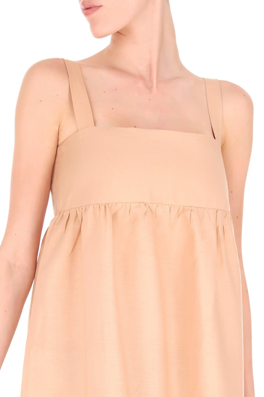 Think about easy-going pieces like this charming tricolor dress for your next vacation. It´s crafted from linen with a square neckline and wide straps