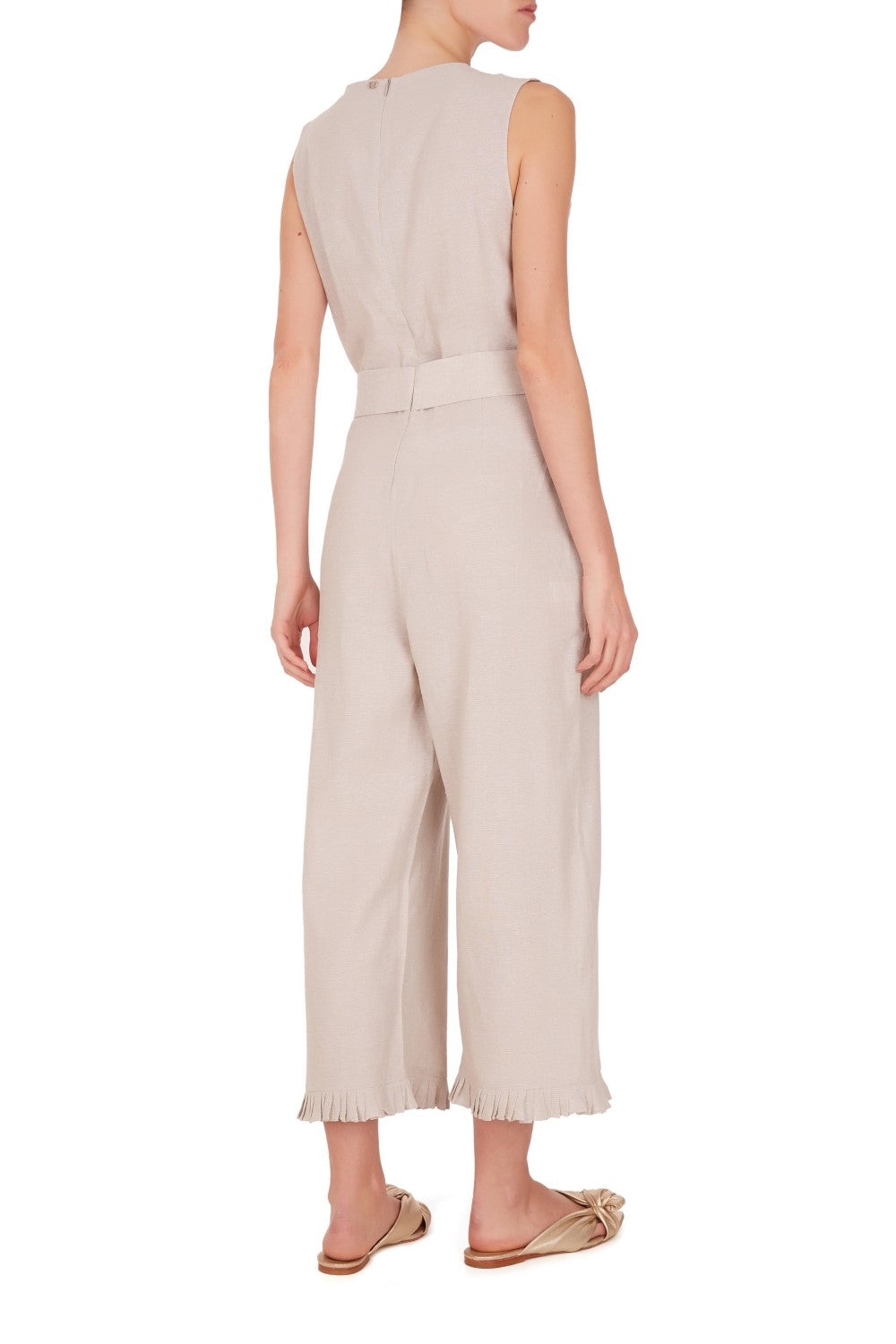 The chic lightweight linen-blend jumpsuit that comes with the matching belt with resin buckle detail has inspirations from vintage references from 1970’s style