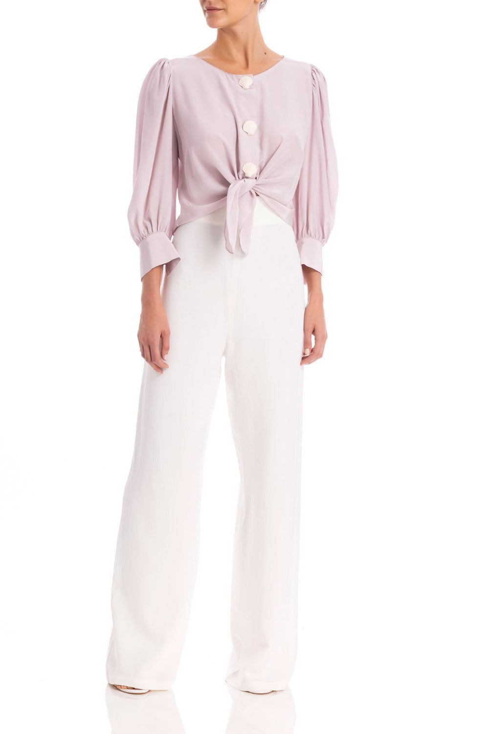 This shirt is shaped for a relaxed fit with round collar and self-tie front knot- it´s inspired by the glamour of Italian Riviera