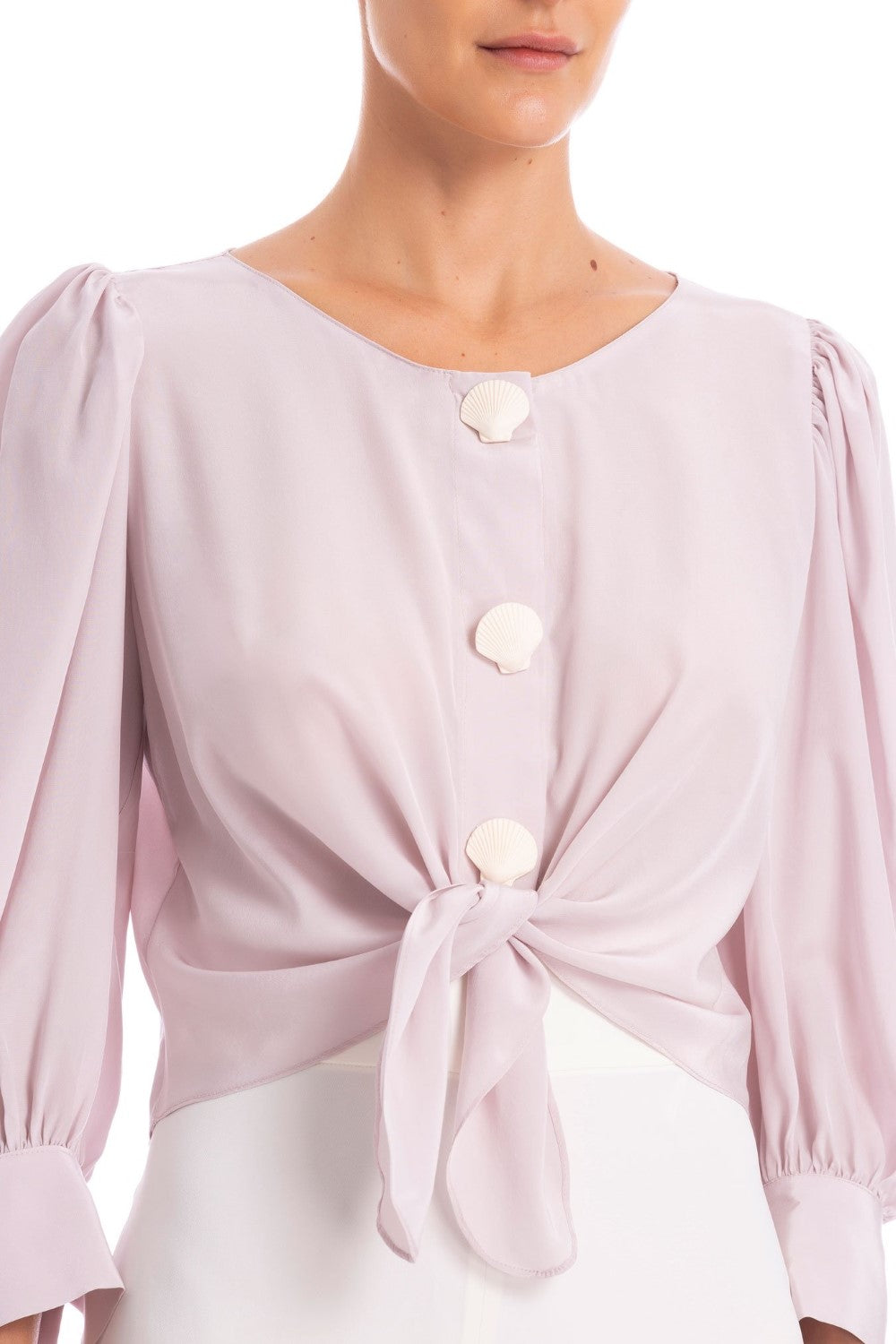 This shirt is shaped for a relaxed fit with round collar and self-tie front knot- it´s inspired by the glamour of Italian Riviera
