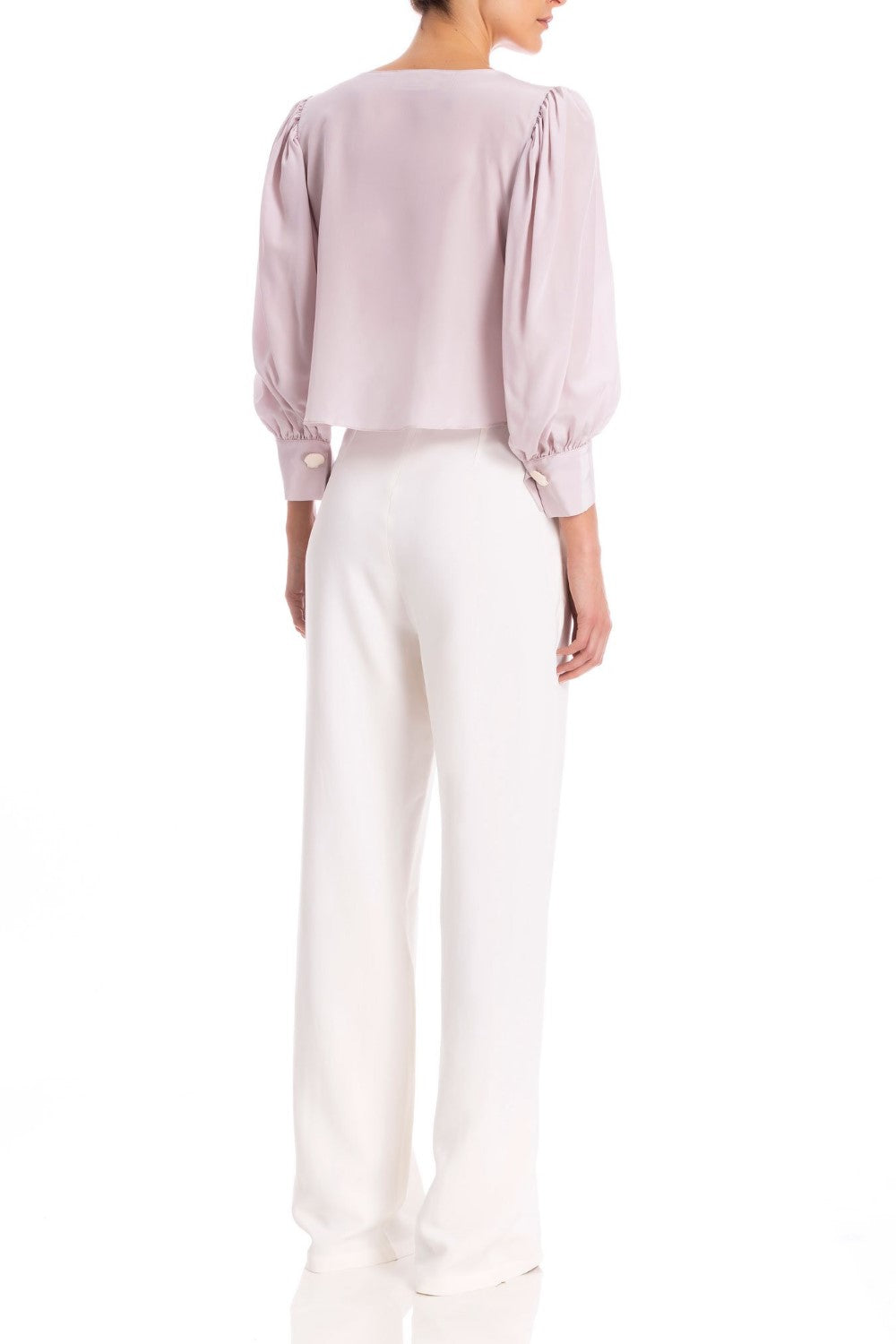 This shirt is shaped for a relaxed fit with round collar and self-tie front knot- it´s inspired by the glamour of Italian Riviera