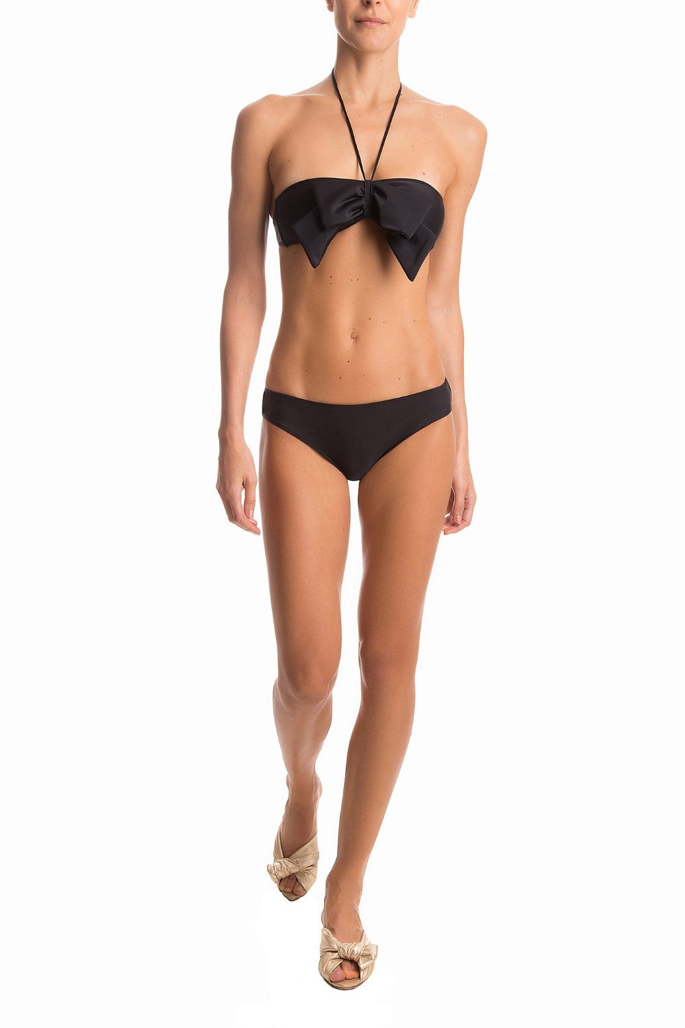 Chic and timeless, the black bikini is a very elegant option for your beach wardrobe. This piece is made of stretch fabric and shaped with self-tie straps for your comfort fit