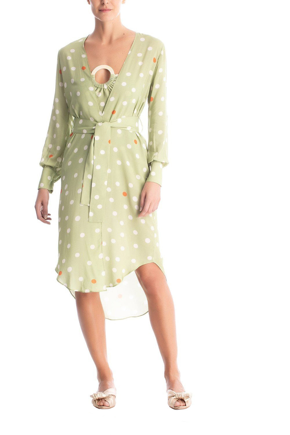 This retro polka dot midi robe comes in a loose silhouette with a matching belt at the waist for a perfect fit