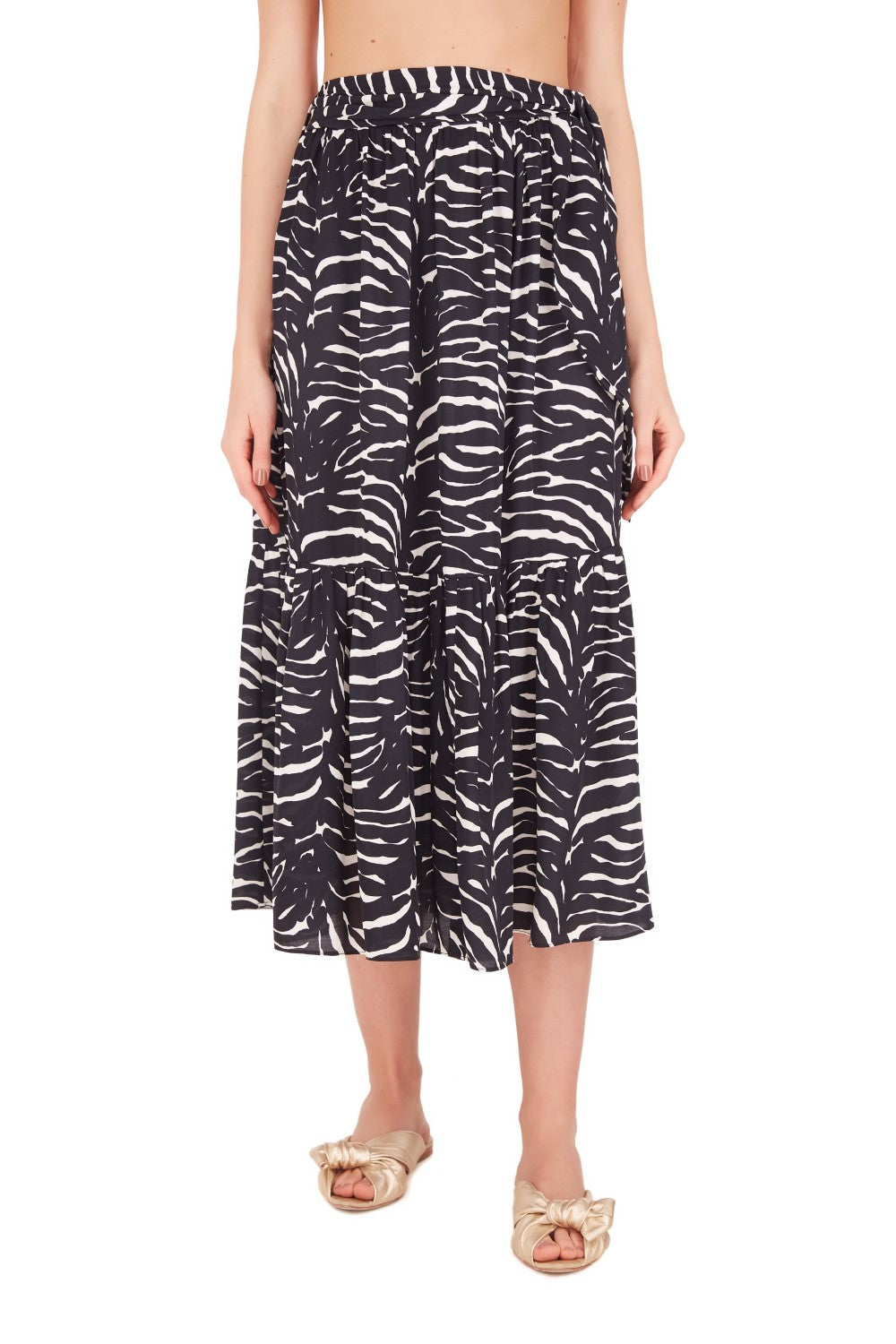 This wraparound viscose zebra skirt is shaped with high-rise waist and is an elegant piece for summer weekends
