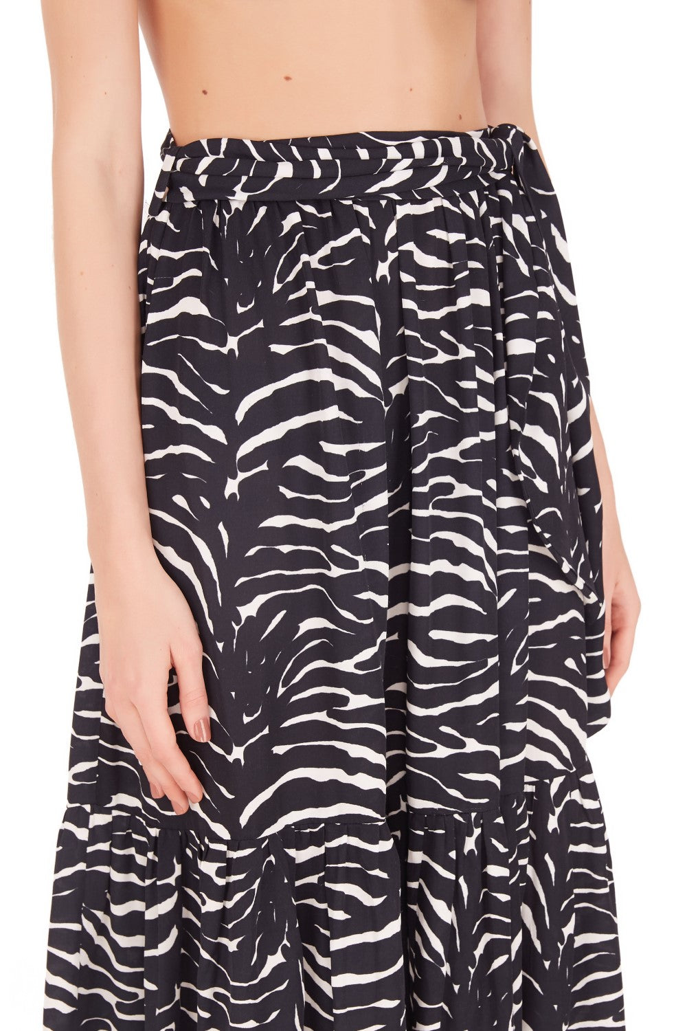 This wraparound viscose zebra skirt is shaped with high-rise waist and is an elegant piece for summer weekends