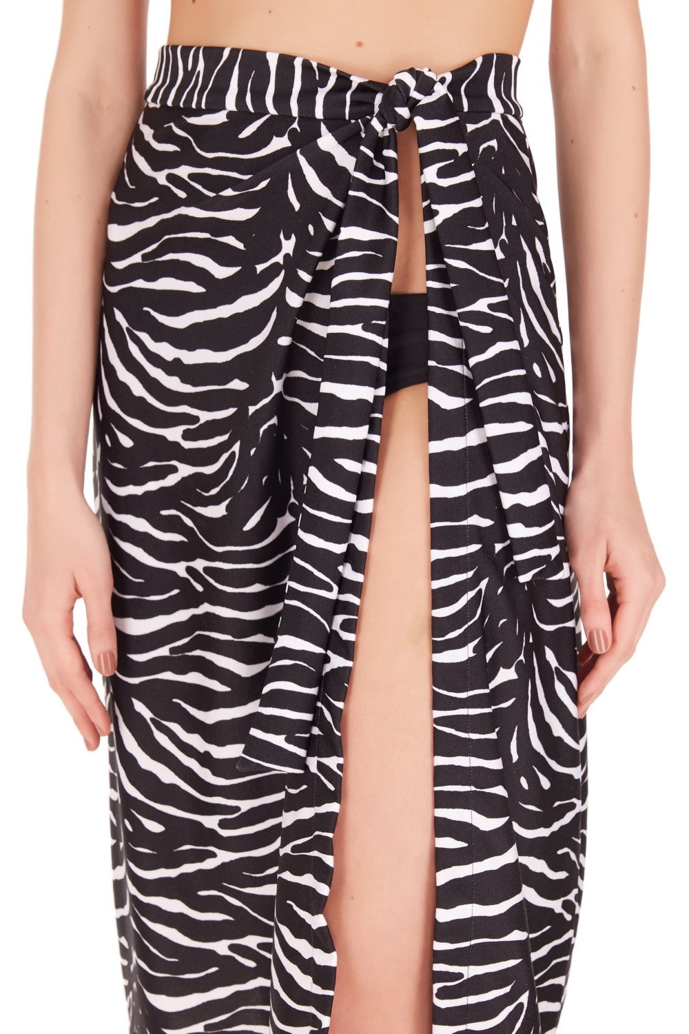 The classic wraparound skirt is made of stretch fabric and is a key piece for your summer wardrobe