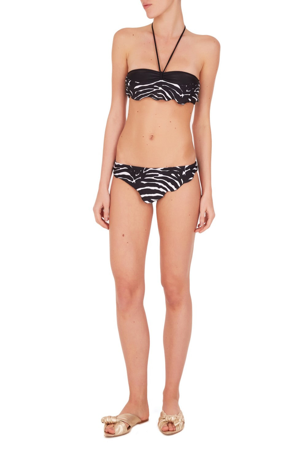 This vintage style bandeau bikini set comes with a skinny halterneck strap and a charming front skirt with ruffles