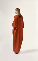 Model wearing the Bicolor Maxi Kaftan back color cognac made with 56% viscose 44% Linen, styled for resortwear look