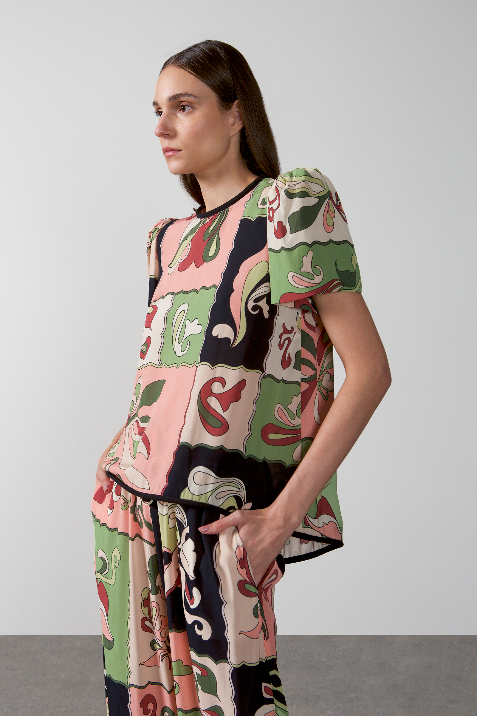 Model wearing the namorata Puff-Sleeve Blouse detail color green made with 100% viscose, styled for resortwear look