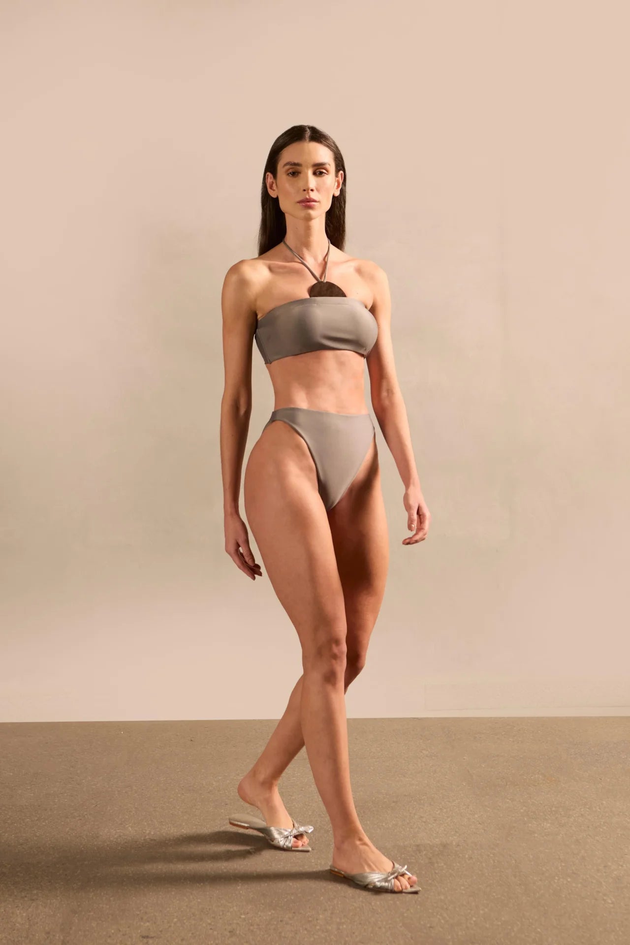 Model wearing the Mobile Apliqué High-Leg Bikini showcasing its gray color with 85% POLYAMIDE 15% SPANDEX fabric