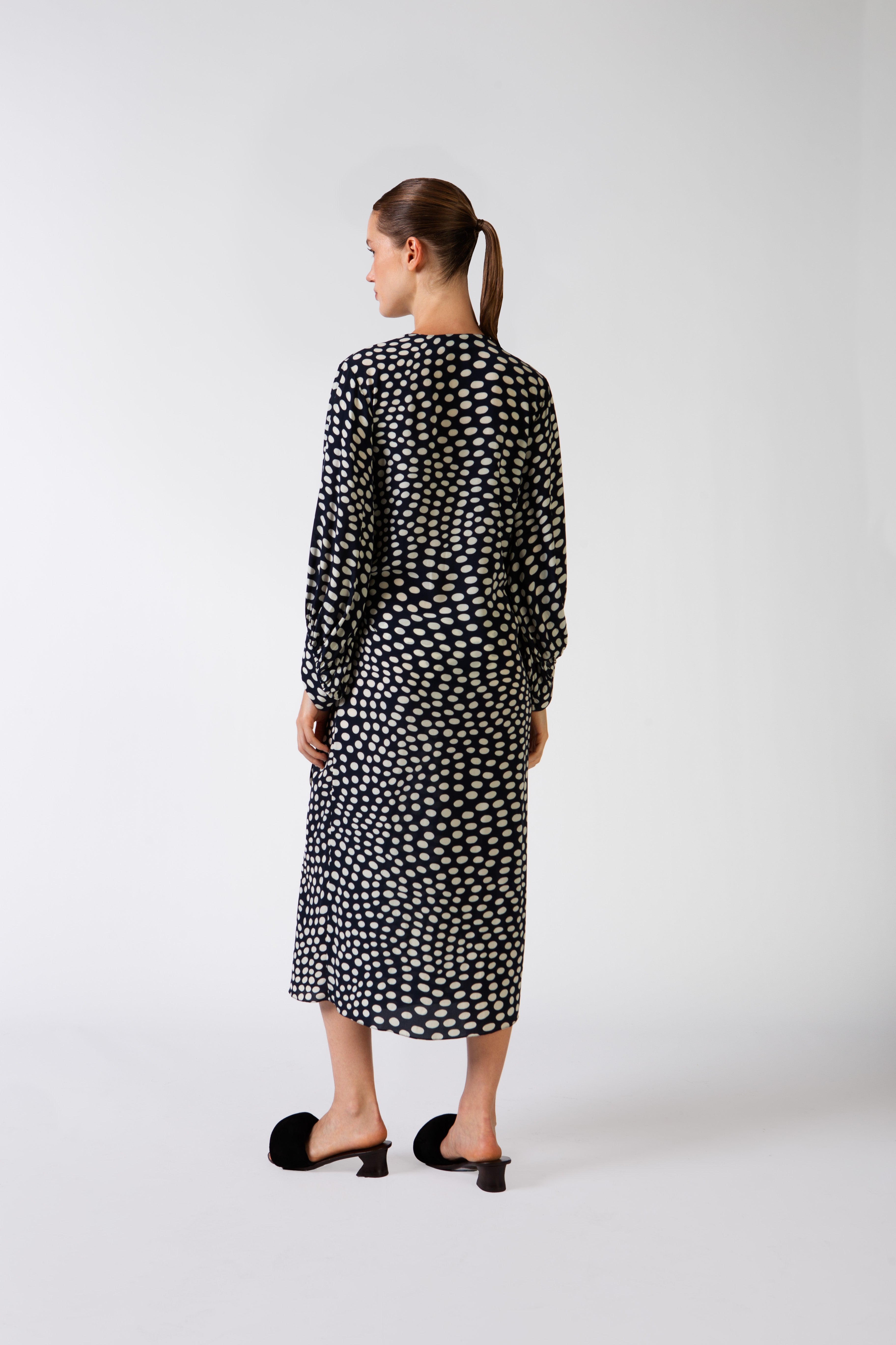 Model wearing Pois Puff-Sleeved Long Robe back color navy, made from 100% viscose, styled for a resort look