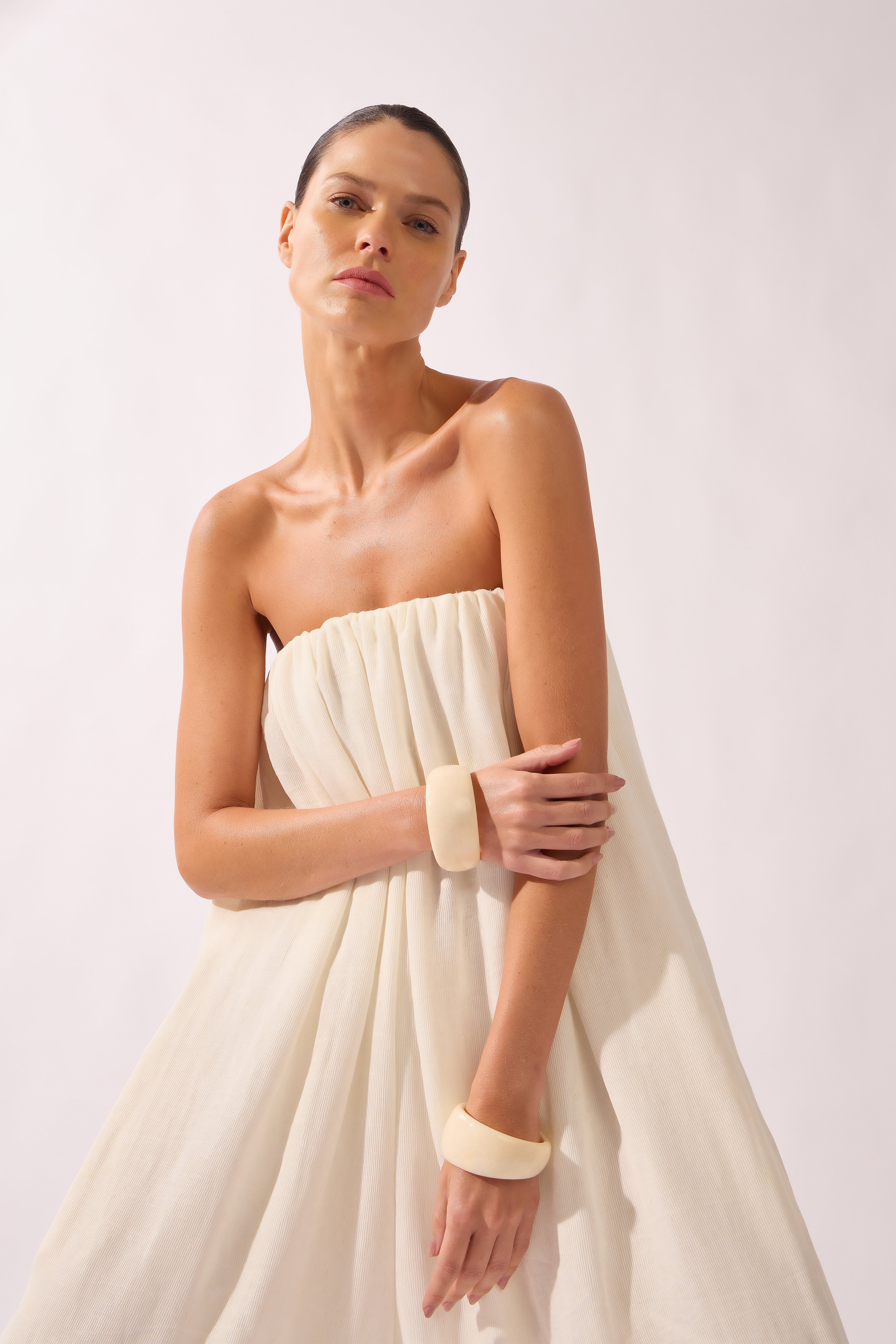 Model waering the Solid Maxi Jampsuit look, showcasing its off-white 70% Viscose 17% Polyamide 13% Linen fabric, styled for a resort look.