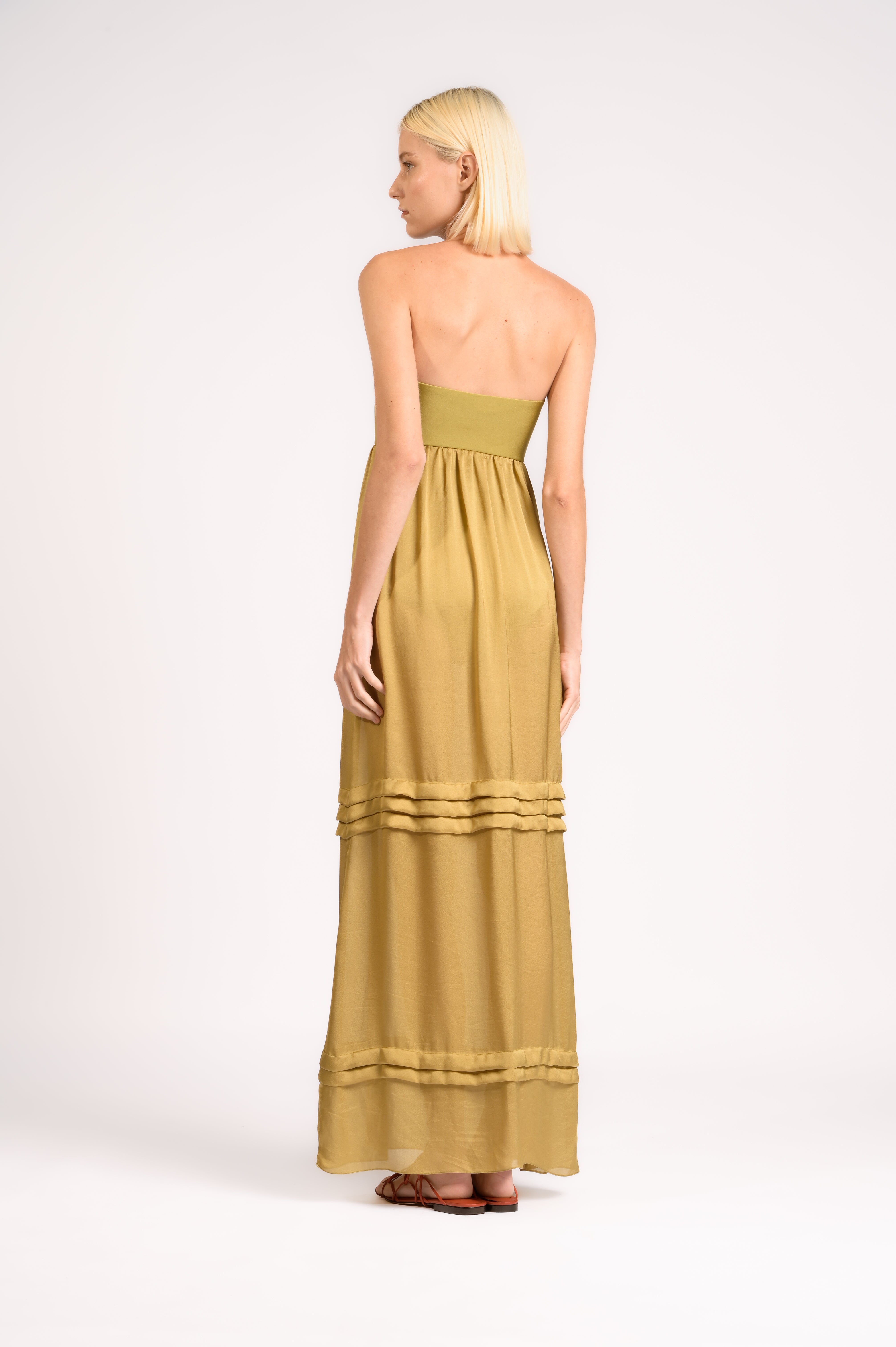 Model wearing the Strapless Beach Dress back, color unique, made from 100% viscose, styled for dinner look 