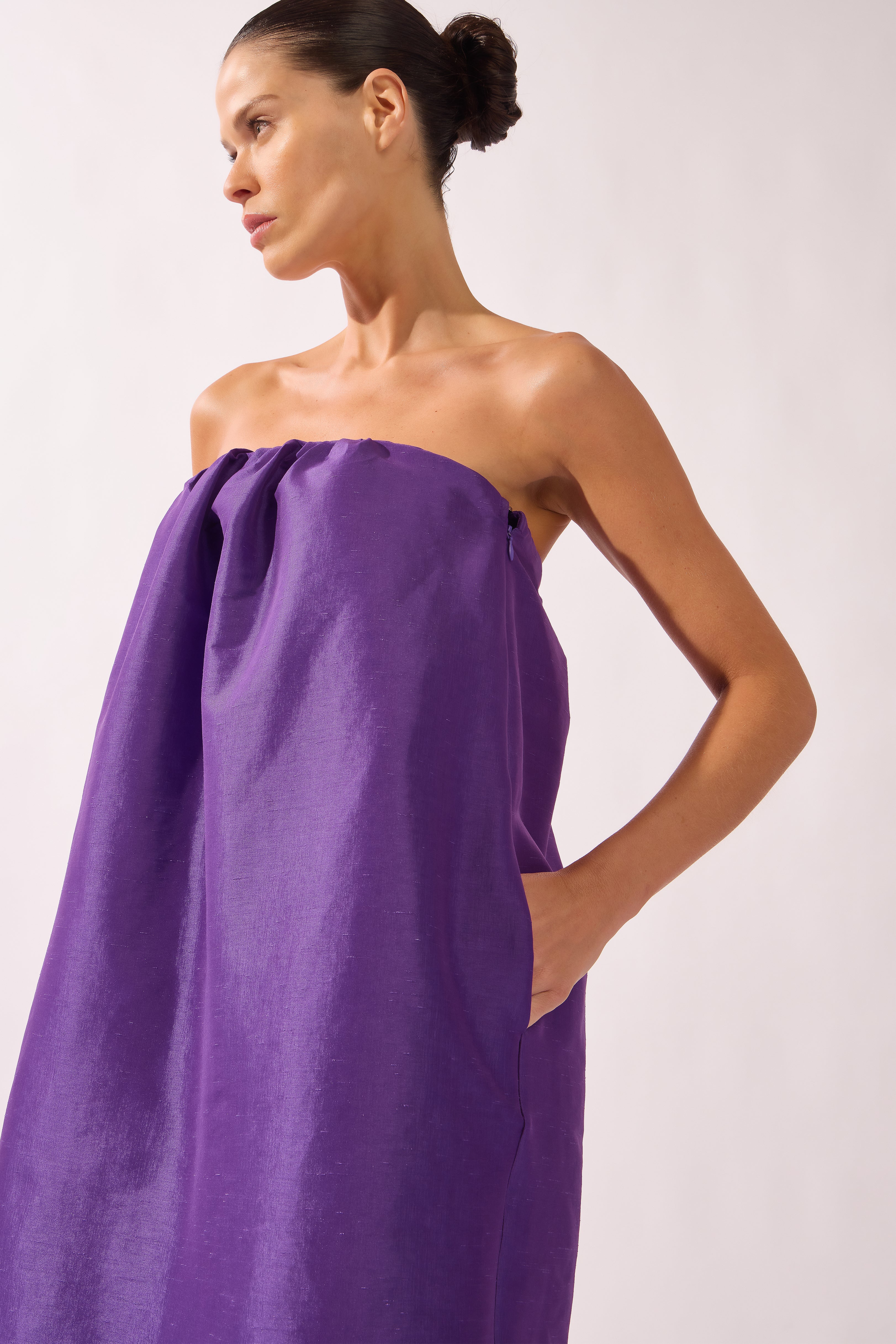 Model wearing the Voluminous Midi Dress detail color purple made with 50% polyetser 40% polyamide 5% elastane, styled for a dinner look