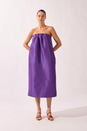 Model wearing the Voluminous Midi Dress look color purple made with 50% polyetser 40% polyamide 5% elastane, styled for a dinner look