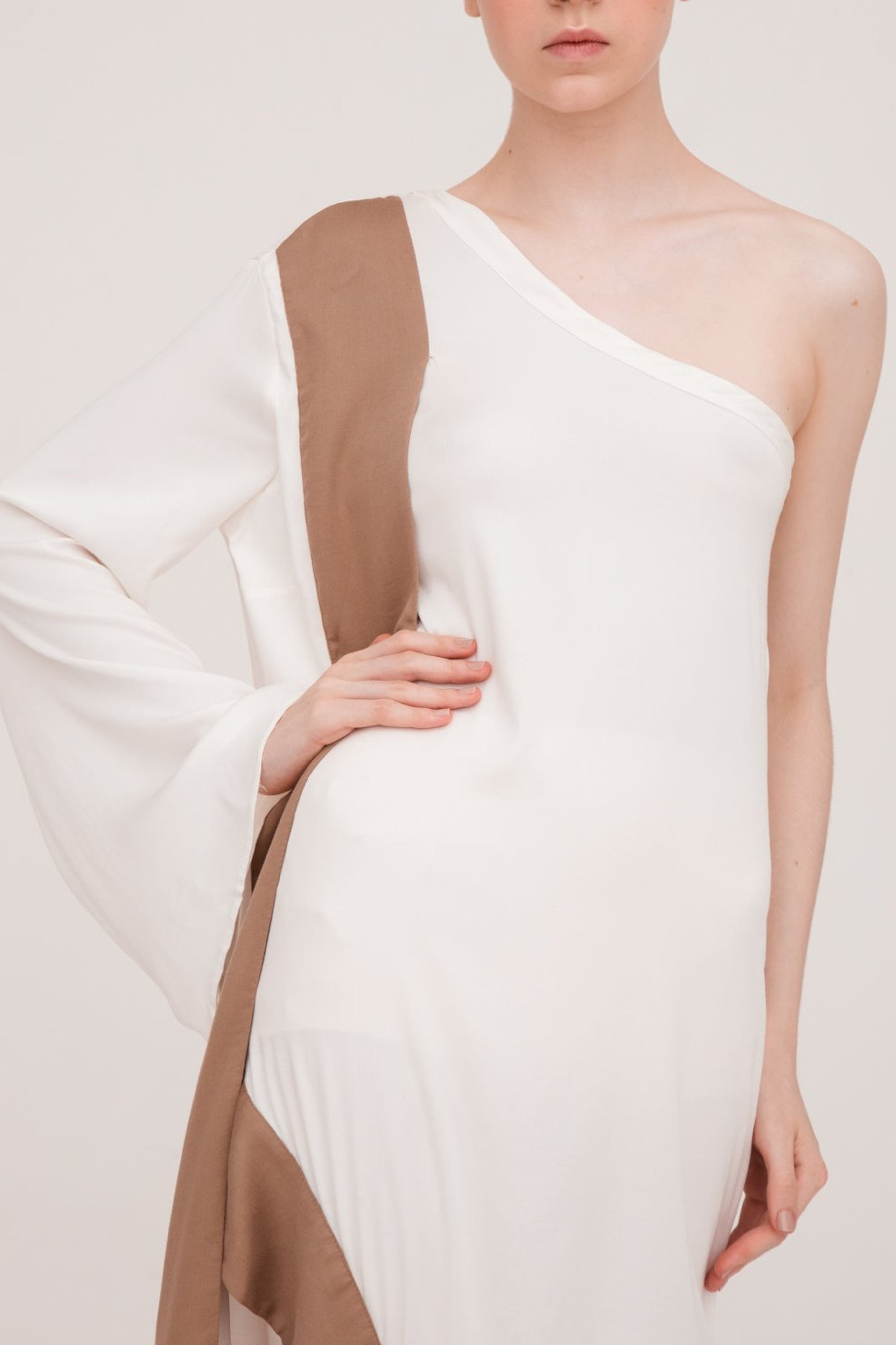 Classic One-shoulder Long Kaftan Detail