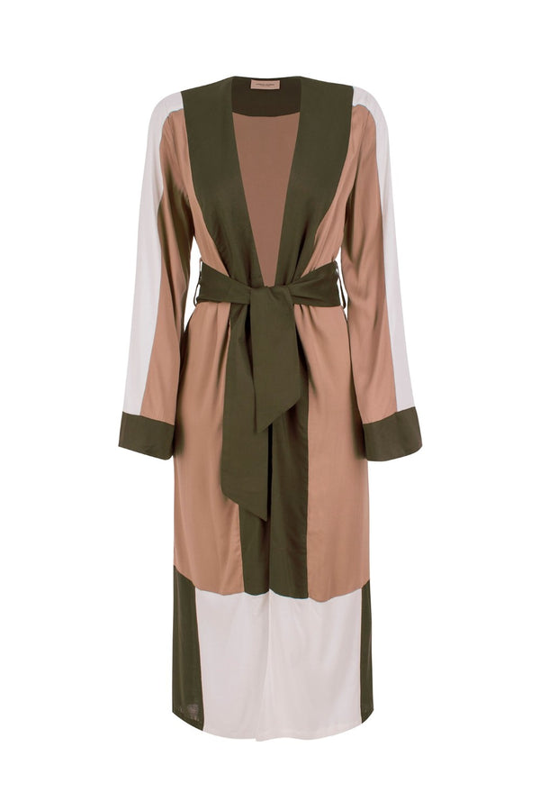 Perfect for slipping on at poolside, this viscose robe with classic colors matches also a pair of jeans for street style wardrobe