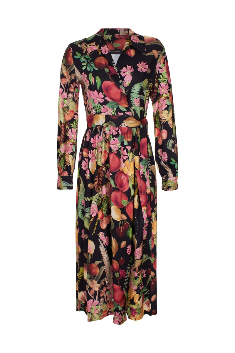 This wrap dress has a modern-meets-vintage style and is made of viscose