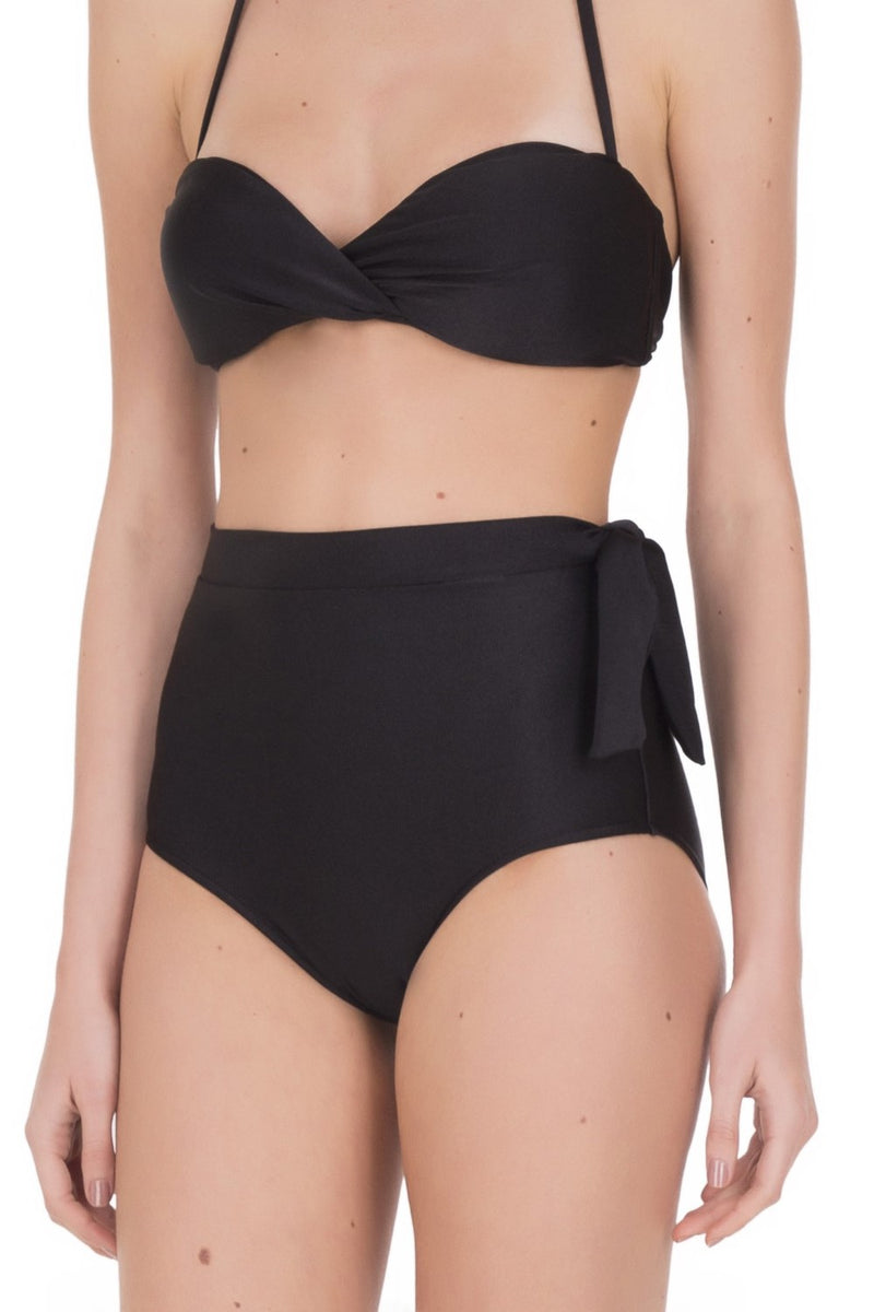 These classic and feminine strapless hot pants are the perfect choice for your destination wear