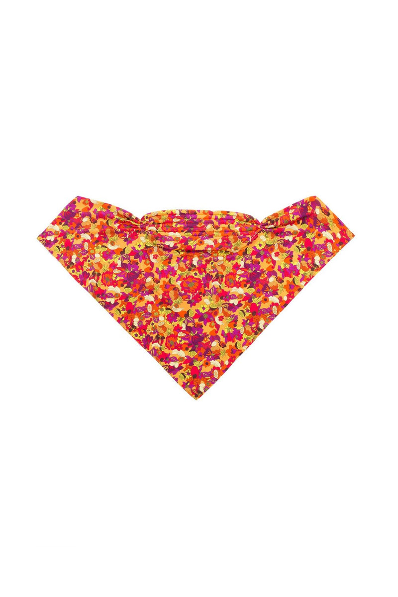 The Adriana Degreas’ head scarf was inspired in the ‘70s swimwear styles and is already part of the collections
