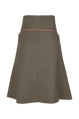 Solid color short skirt is very practical for the city also
