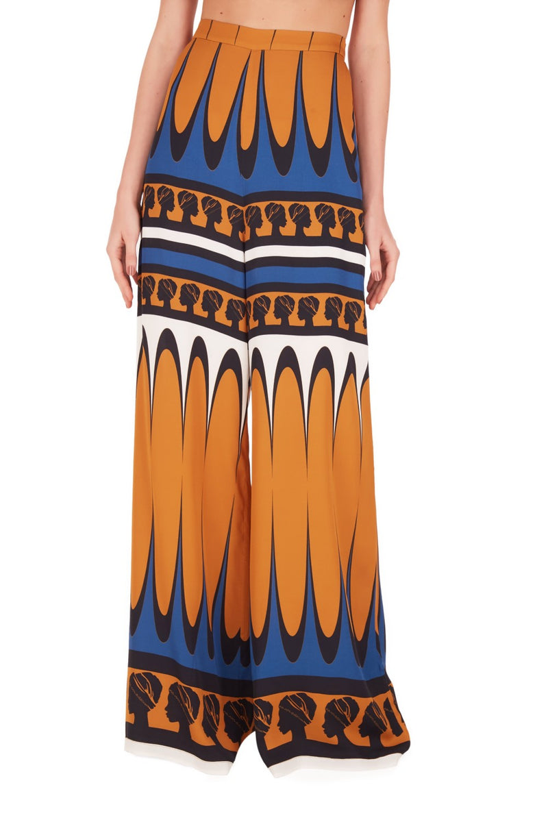 The palazzo pants are inspired in the 1970´s style and the loose silhouette is perfect for summer evenings
