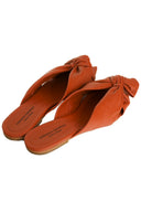 Chic with a vintage twist, this leather flat is comfortable and ensures a touch of style to the look. This piece makes any look cooler and can be worn at the beach, day to day or even at dinner.