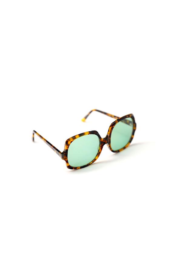 Part of the lable´s DNA, these vintage inspired sunglasses brings personality to your look. GO BIG OR GO HOME