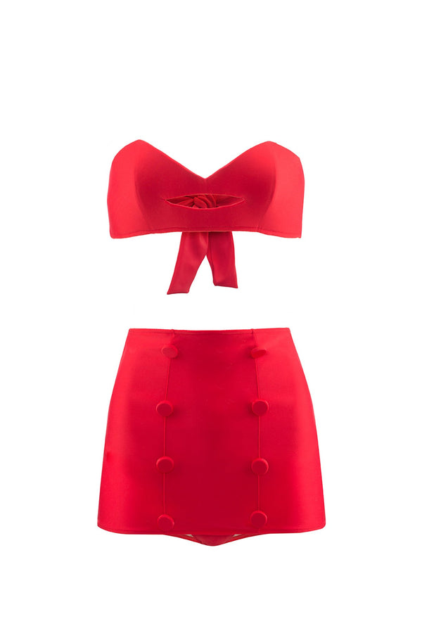 The high waisted hot pants paired with a structured kiss-shaped top is a modern interpretation of classic 1950’s shapes