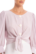 This shirt is shaped for a relaxed fit with round collar and self-tie front knot- it´s inspired by the glamour of Italian Riviera