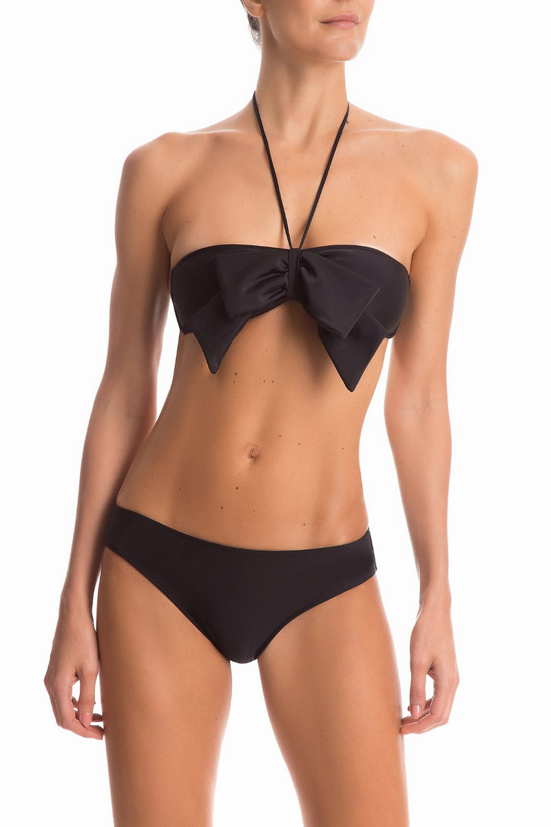 Chic and timeless, the black bikini is a very elegant option for your beach wardrobe. This piece is made of stretch fabric and shaped with self-tie straps for your comfort fit