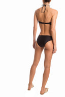 Chic and timeless, the black bikini is a very elegant option for your beach wardrobe. This piece is made of stretch fabric and shaped with self-tie straps for your comfort fit