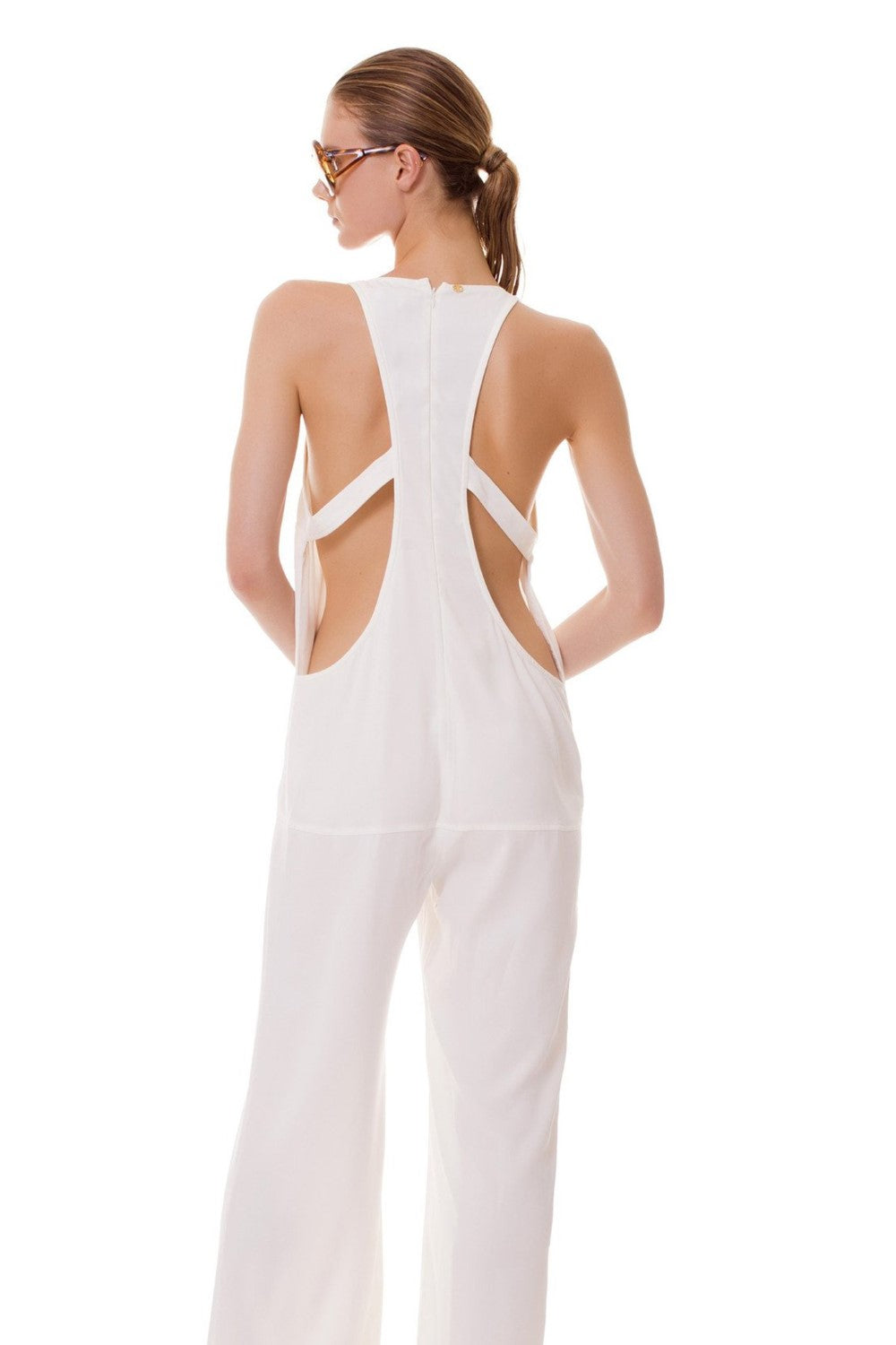 For a clean, yet remarkable look, go for this full lenght white jumpsuit