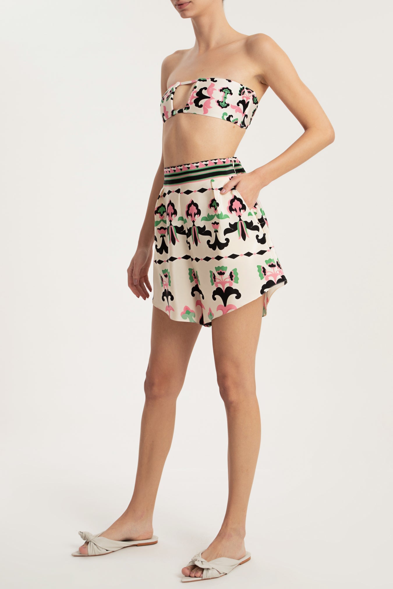 Twisted Flower Pleated Shorts Side