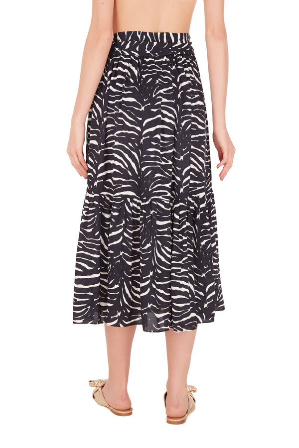 This wraparound viscose zebra skirt is shaped with high-rise waist and is an elegant piece for summer weekends