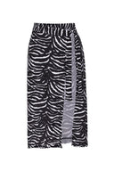 The classic wraparound skirt is made of stretch fabric and is a key piece for your summer wardrobe