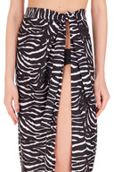 The classic wraparound skirt is made of stretch fabric and is a key piece for your summer wardrobe