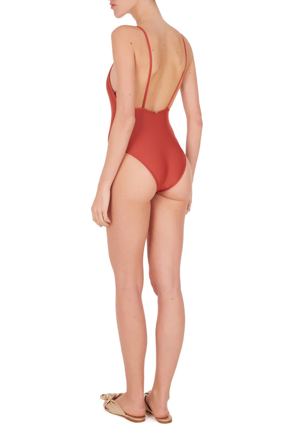 Inspired by 1980´s Brazilian beaches, this swimsuit is shaped with slim straps, low back and high-cut legs