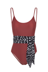 Inspired by 1980´s Brazilian beaches, this swimsuit is shaped with slim straps, low back and high-cut legs