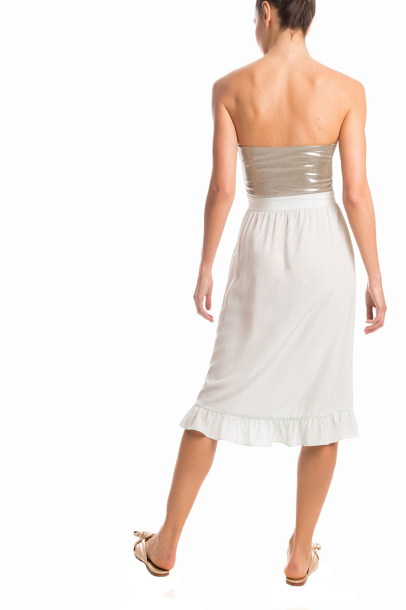 This charming and feminine strapless dress is made of silk with metallic top for a vintage allure